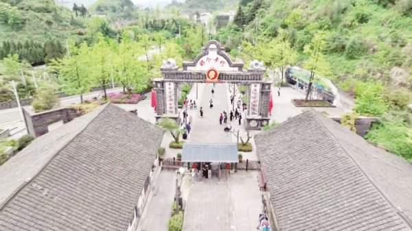 配资查询平台 万山：“那个年代”清凉一夏